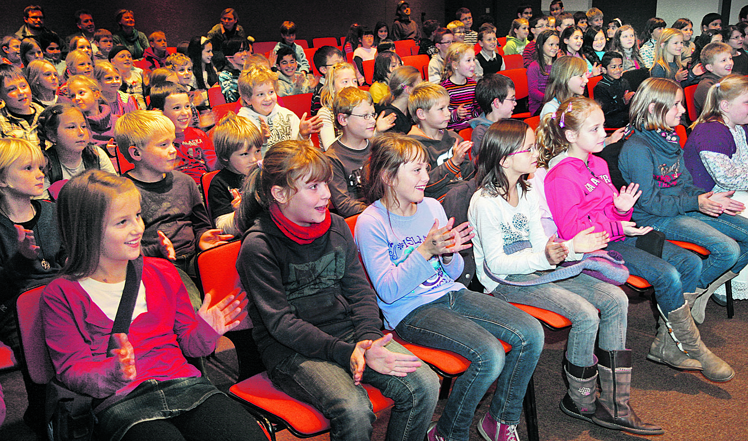 Mit viel Spaß verfolgen die Kinder das Bühnengeschehen. Was Fidelidad wohl als nächstes ausheckt? Foto: Detlef Erler