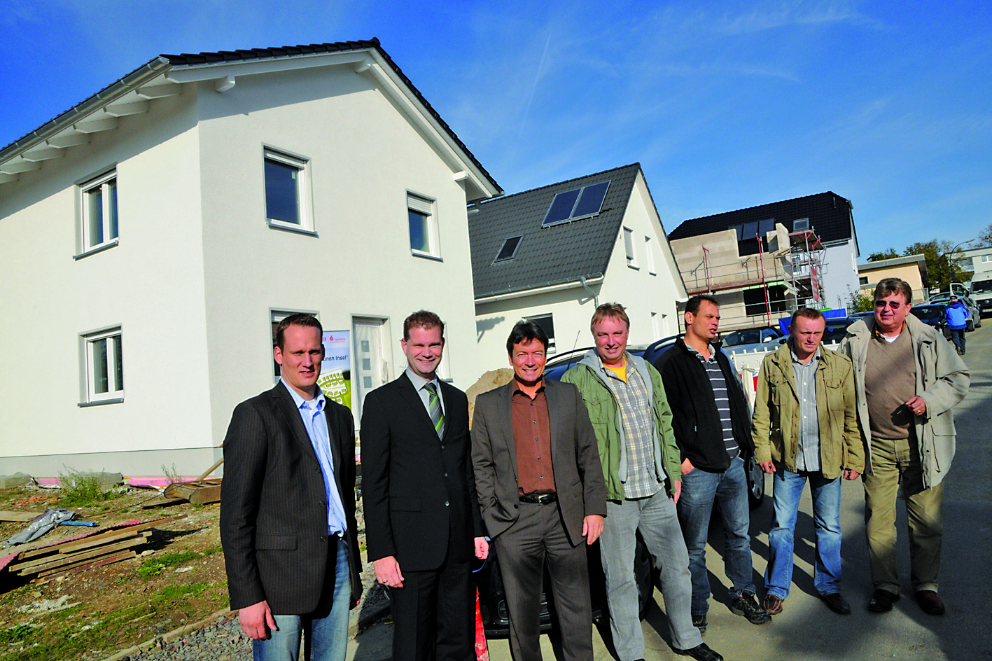 Wobau-Geschäftsführer Andre Clasen (Dritter Von links) feierte zusammen mit den ersten Bewohnern der „Grünen Insel“ das Richtfest weiterer Neubauten. Foto: Bangert