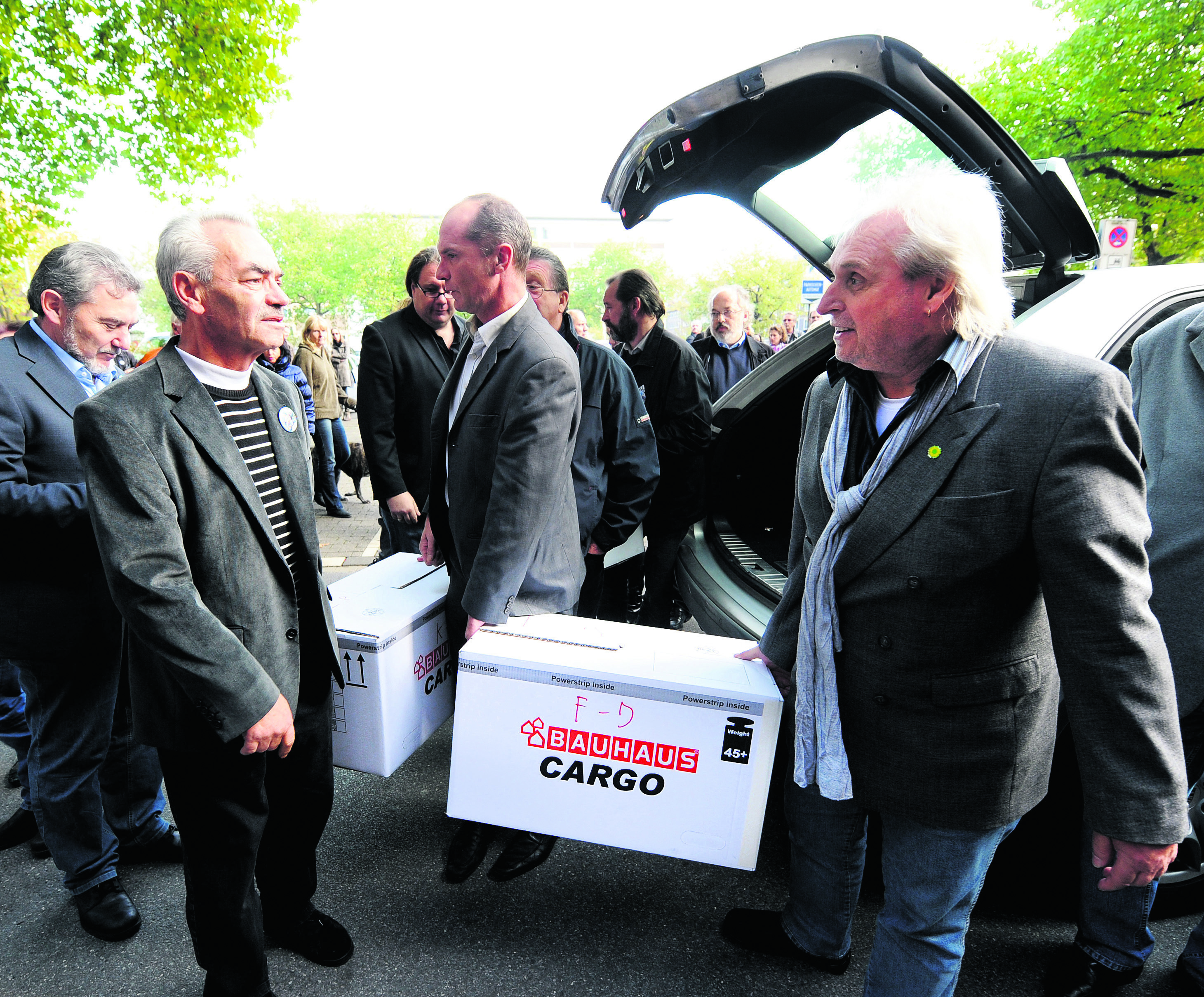 Knapp 80000 Unterschriften auf Listen in 17 Ordnern werden in Kartons ins Rathaus getragen. Foto: Preuß