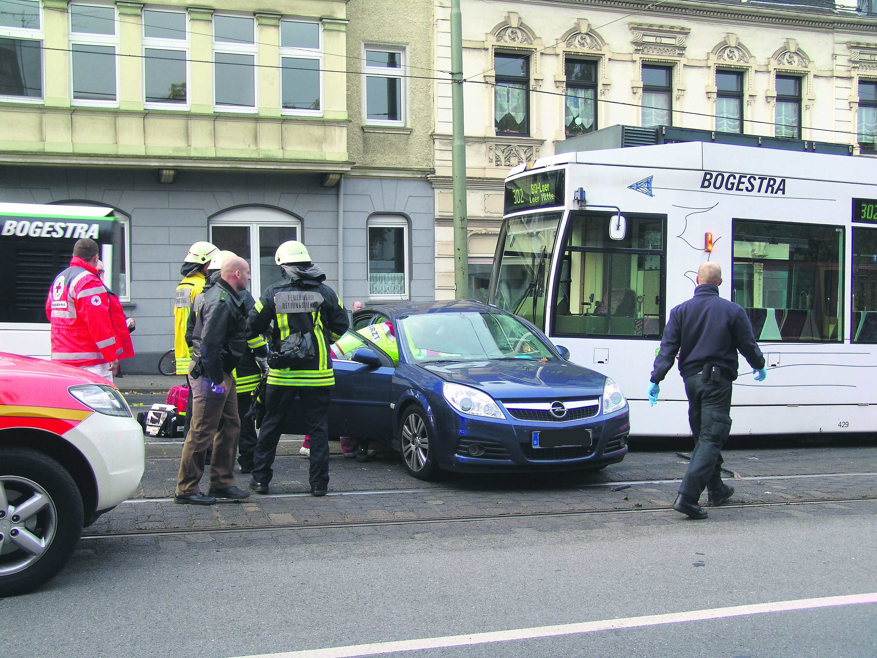 Beim Unfall wurde der PKW-Fahrer eingeklemmt. Die Rettungskräfte holten ihn über die Beifahrerseite heraus. Foto: Wolf-Dedo Goldacker