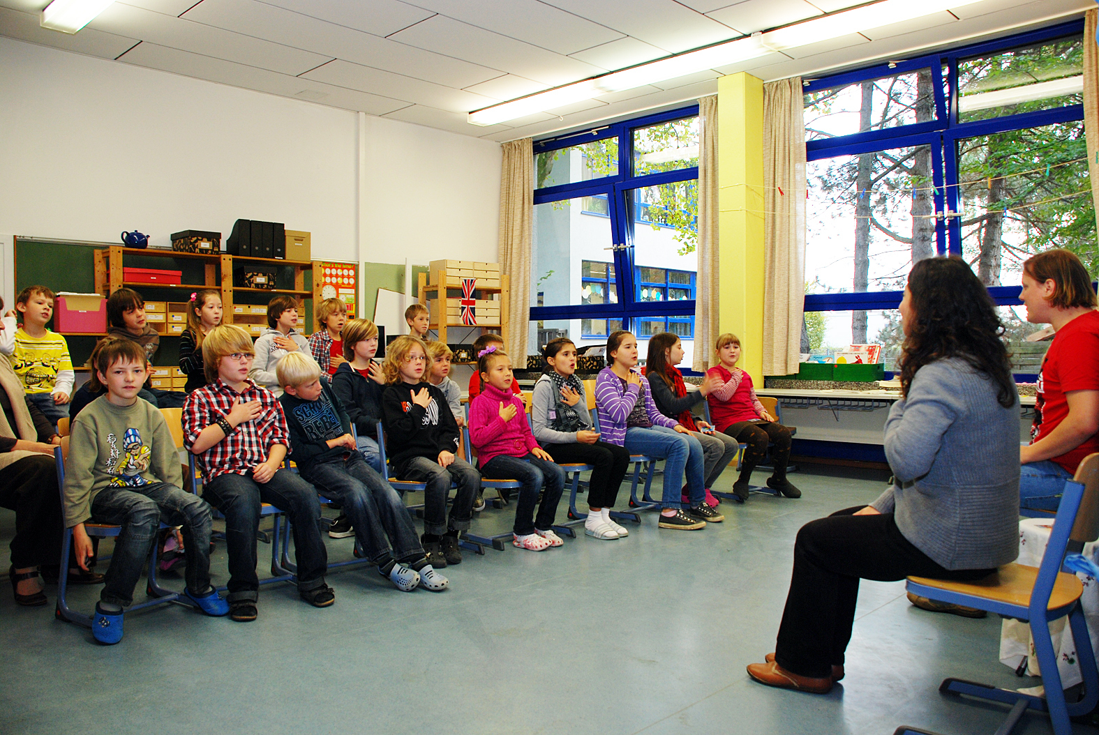 Bei dem Lied "Mein Körper gehört mir" singen die Kinder eifrig mit.