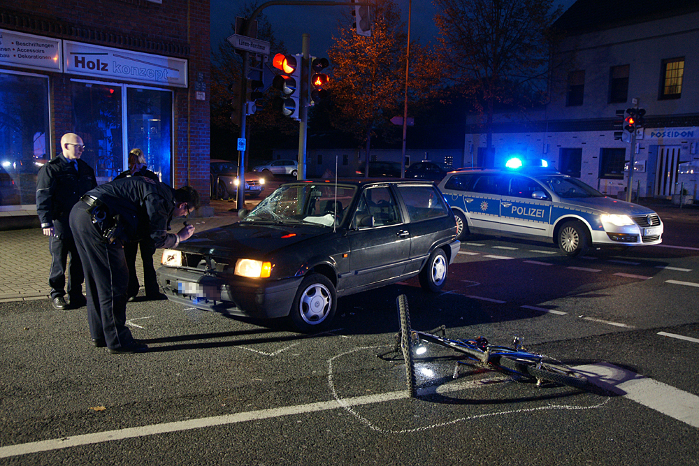 Der Unfallort: Polizisten sichern Spuren am Auto und am Fahrrad. Foto: Magalski