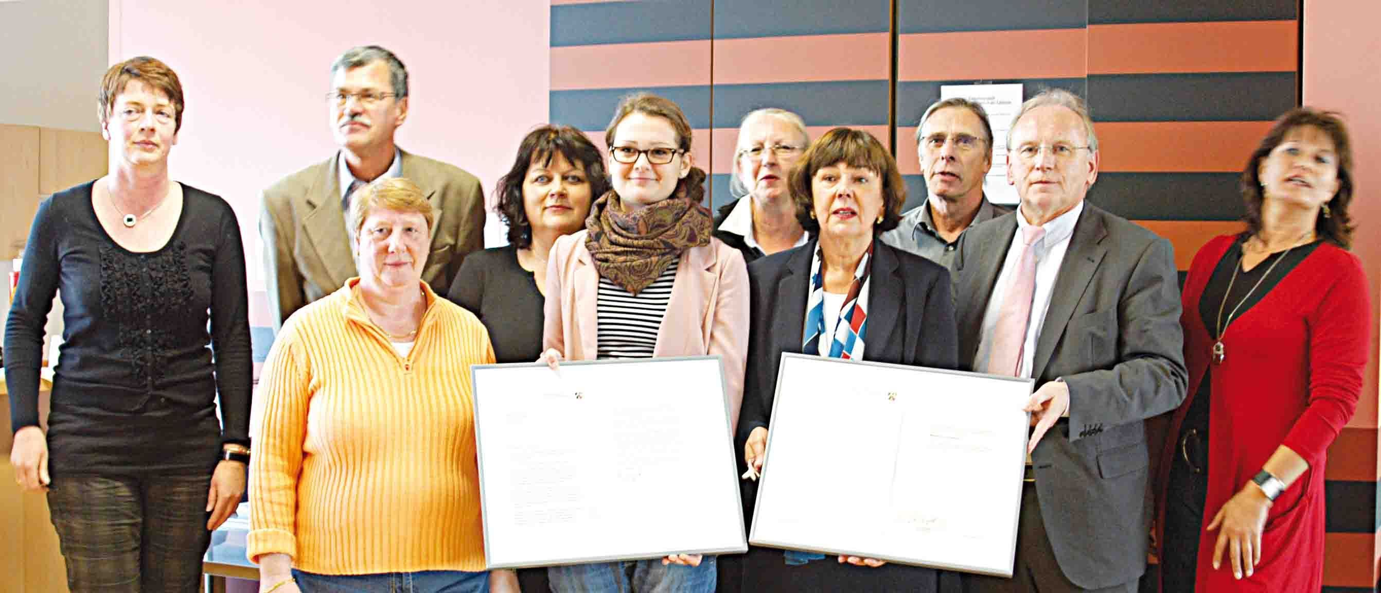 Schulleiterin Inge Hieret-McKay (3.v.r.) mit Vertretern der Elltern, des Kollegiums und der Schüler sowie Bürgermeister Johannes Diks (re.)