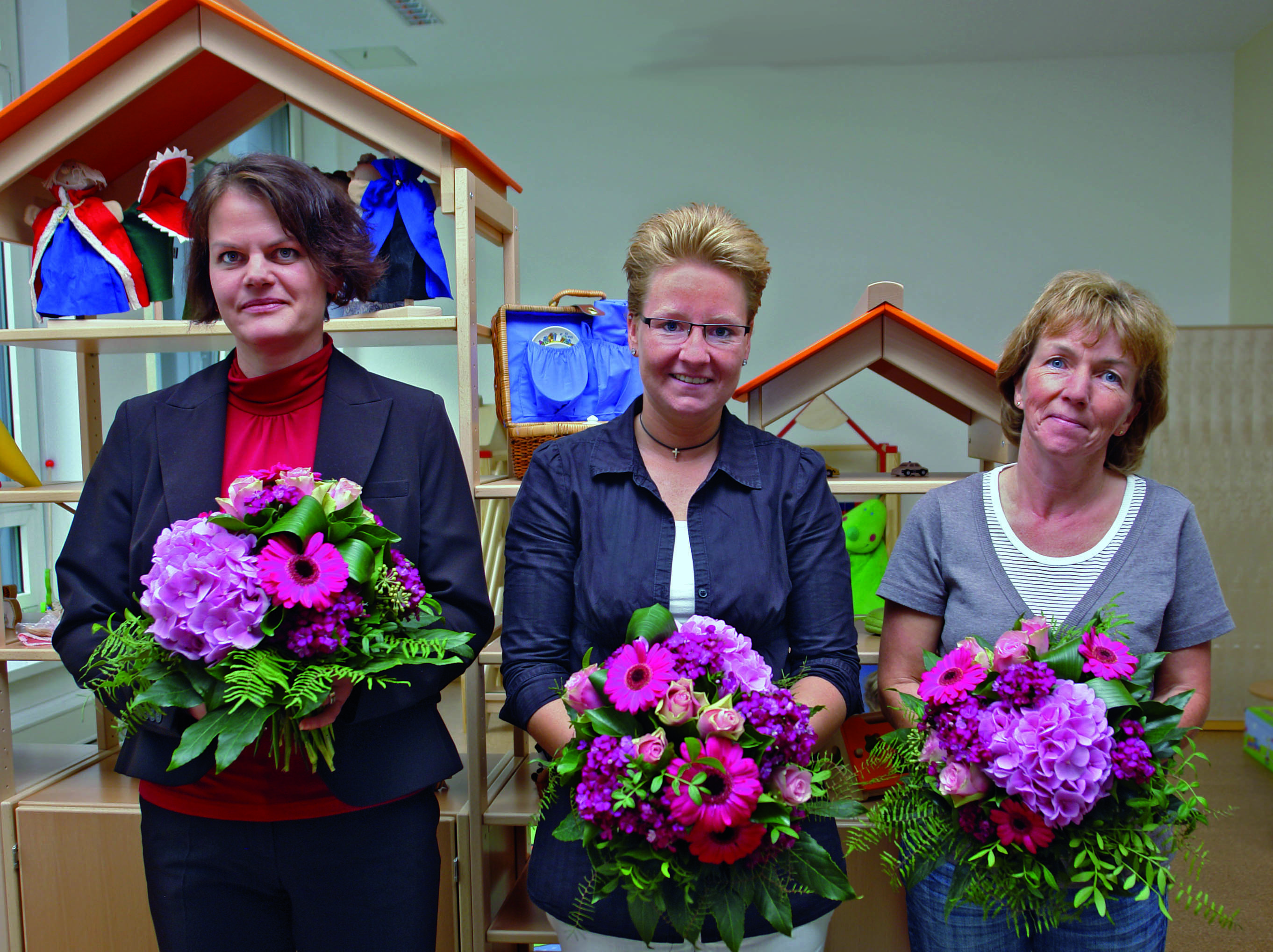 Ramona Marquard (Mitte) bei der Eröffnung der "Krabbelkäfer"