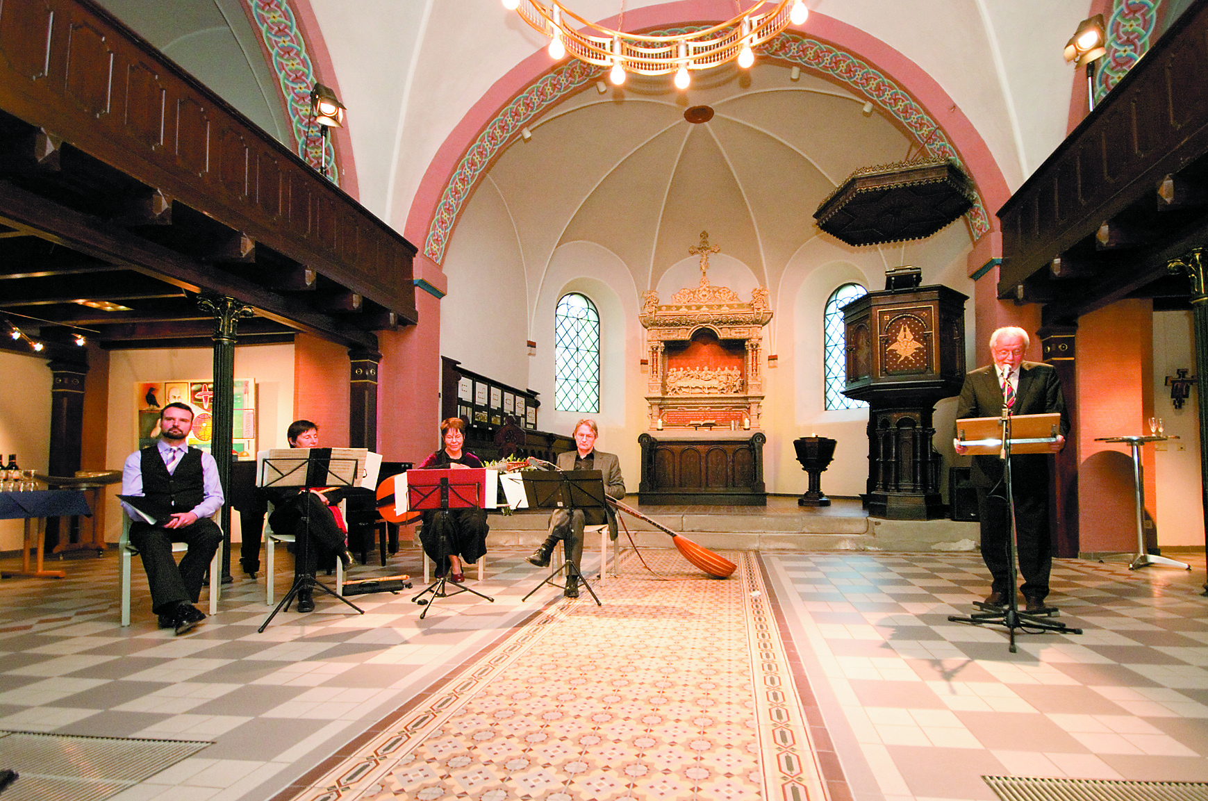 Für die musikalische Untermalung des Empfangs sorgte das Convivium Musicum Gelsenkirchen, das „dienstälteste Ensemble in der Bleckkirche“, wie Thomas Schöps erläuterte, mit Alter Musik aus dem Ruhrgebiet auf ebenso alten Instrumenten gespielt, wie zum Beispiel einer Chitarrone. Für die passenden Töne zur Musik sorgte der Countertenor Robin Kerner. Foto: Ralf Nattermann