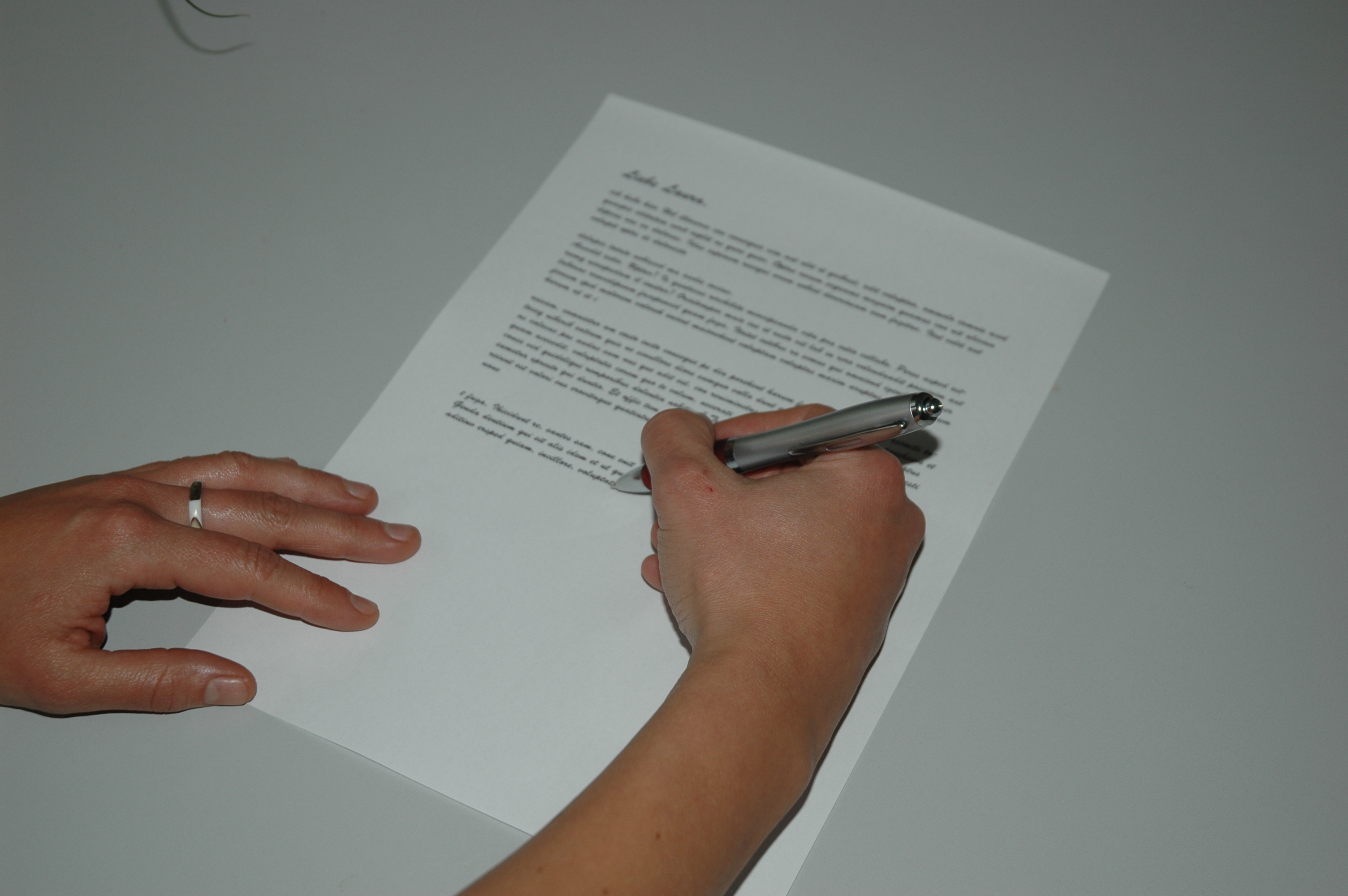 Heutzutage eher die Ausnahme, dass jemand noch zum Stift greift und einen persönlichen Brief verfasst. Eigentlich sehr schade. Foto: schöne Hände