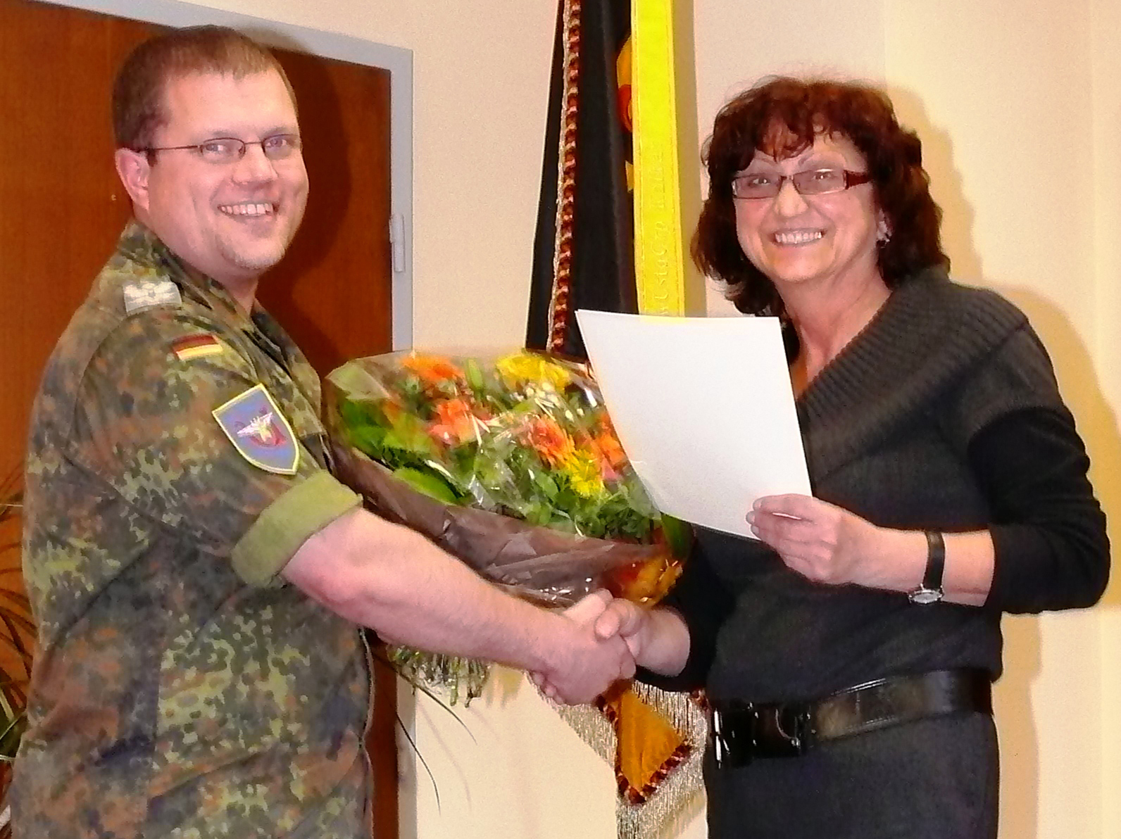 Zum 40jährigen Dienstjubiläum seiner Vorzimmerdame Waltraud van de Löcht, gratulierte der Kommandeur der Luftwaffenunterstützungsgruppe Kalkar, Oberstleutnant Renè Rothmann.