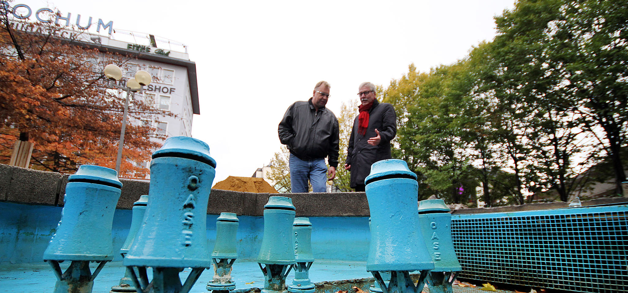 Geduld mussten die Stadtväter und die Anrainer schon haben. „Für Herbst 2008 geplant, wird jetzt die Neugestaltung des Konrad-Adenauer-Platzes in Angriff genommen“, so Stadtbaurat Ernst Kratzsch (r.). Foto: Molatta