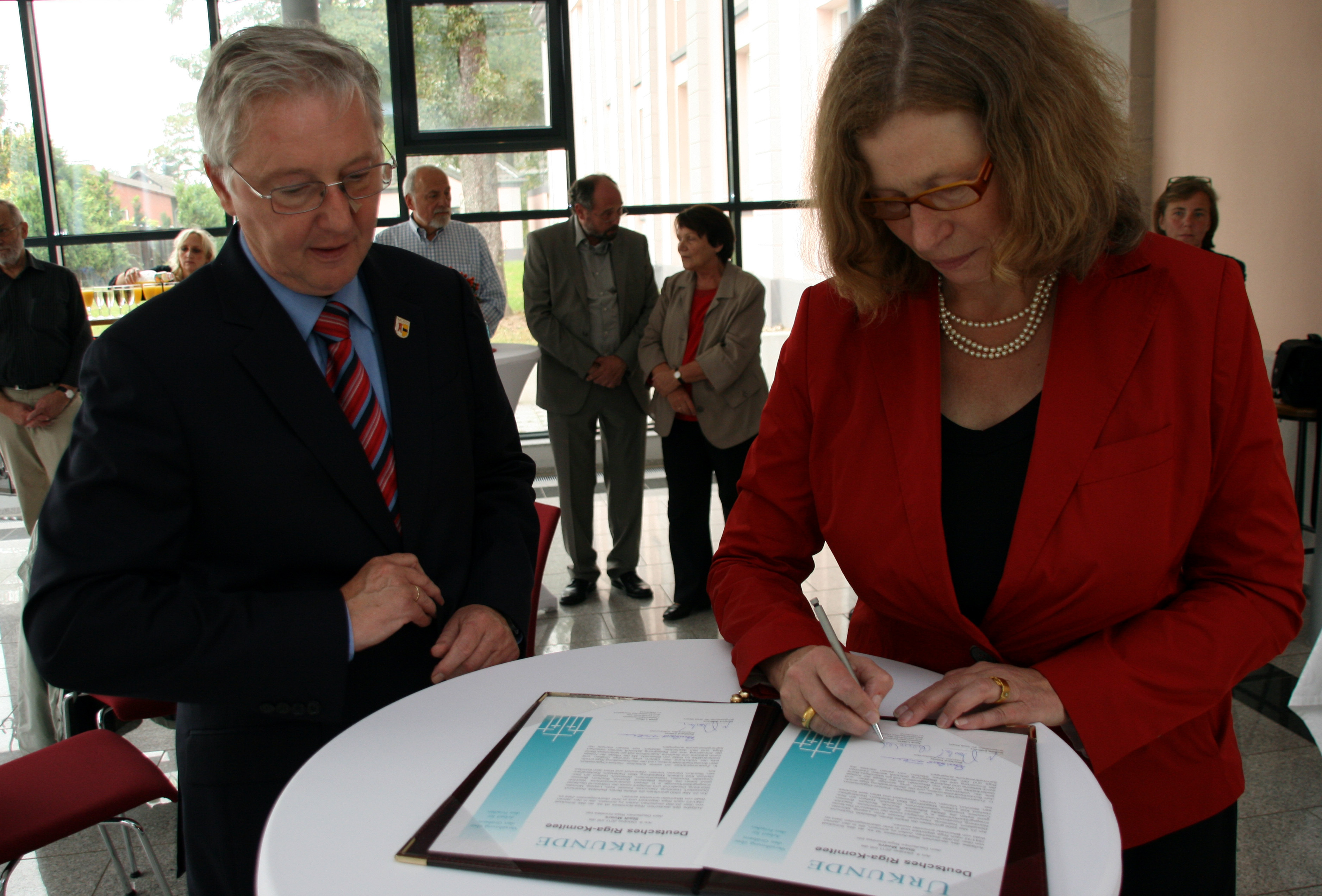 Regierungspräsidentin Anne Lütkes und Bürgermeister Norbert Ballhaus unterzeichneten die Beitrittsurkunde zum Deutschen Riga-Komitee.