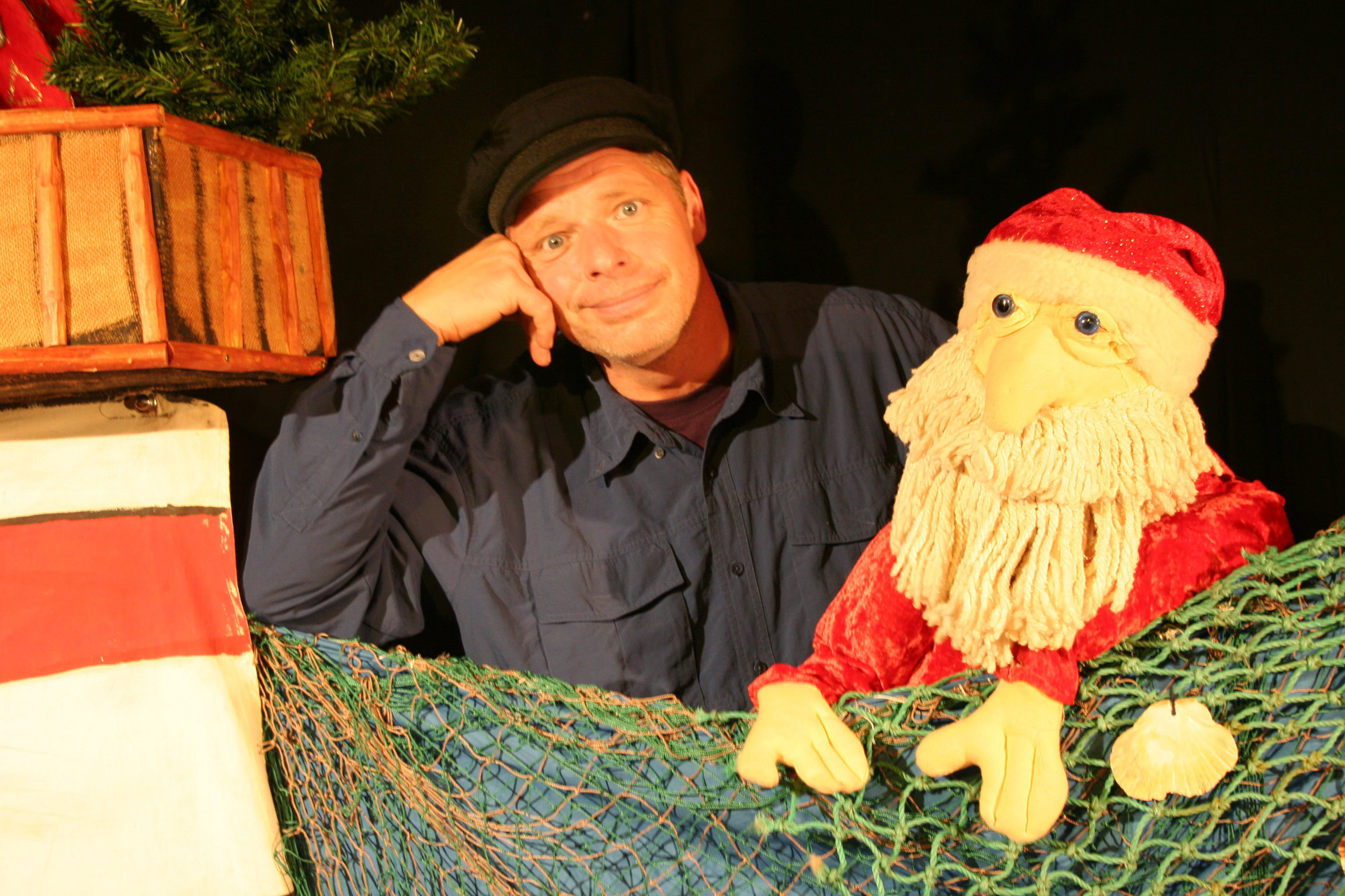 Am 14. Dezember besucht der Nikolaus überraschend den Leuchtturmwärter Kowalski im JuK, um "Weihnachten auf dem Leuchtturm" zu feiern.