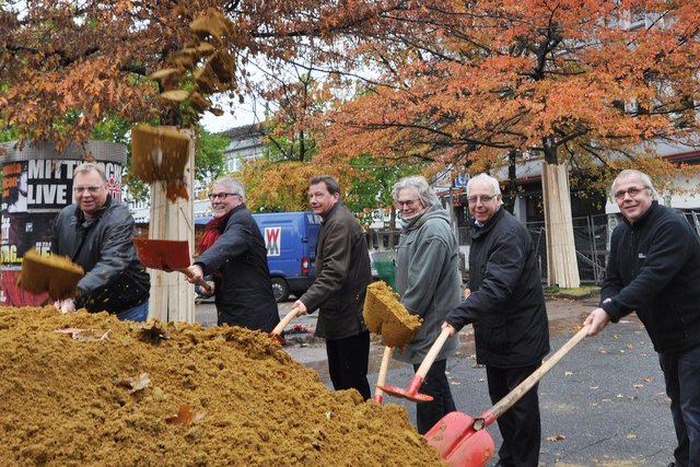 Den symbolischen ersten Spatenstich für den Umbau des Konrad-Adenauer-Platzes im Bermudadreieck in Bochum vollziehen Dirk Steinbrecher von der Interessengemeinschaft Bermudadreieck, Stadtbaurat Dr. Ernst Kratzsch, die Ratsmitglieder Jens Lücking, Lothar Gräfingholt, Karl-Heinz Christoph und Johannes Scholz-Wittek (v.li.).Foto: Lutz Leitmann / Stadt Bochum, Presseamt