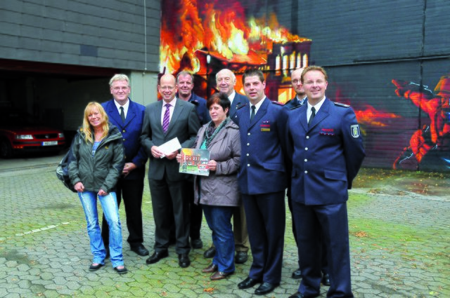 Zufrieden zeigten sich die Vertreter von Stadt und Feuerwehr mit der Umgestaltung der Feuerwachen-Wand.