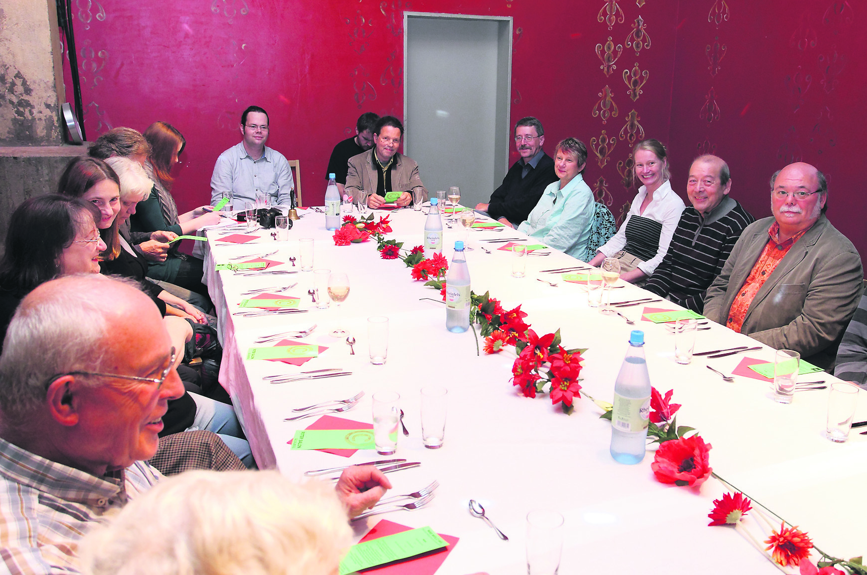 Der Rote Salon in der Kellerbar des Consol Theaters macht nicht nur Spaß, er ist auch sehr wohlschmeckend und abendfüllend, ohne lang zu werden. Foto: Gerd Kaemper