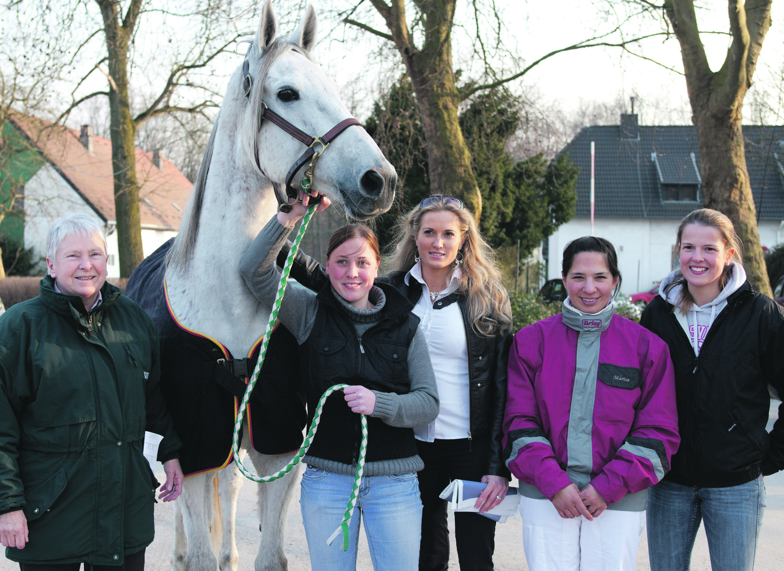 Geballte Frauenpower bei Gelsentrab (v.l.): Die Weltrekordlerin und vielfache deutsche Amateur-Championesse Rita Drees (2.380 Siege), die amtierende Amateur-Championesse Silvia Raspe (203 Siege) mit ihrem Paradepferd Thor Boshoeve, die Galopprennreiterin Katharina Werning (2 Siege bei den Trabern, 156 Siege bei den Galoppern), die mehrfache Championesse der Trabreiter Marisa Bock (445 Siege mit Trabern, 1 Sieg in einem Galopprennen) und die amtierende Championesse der Trabreiter Cathrin Nimczyk (52 Siege).