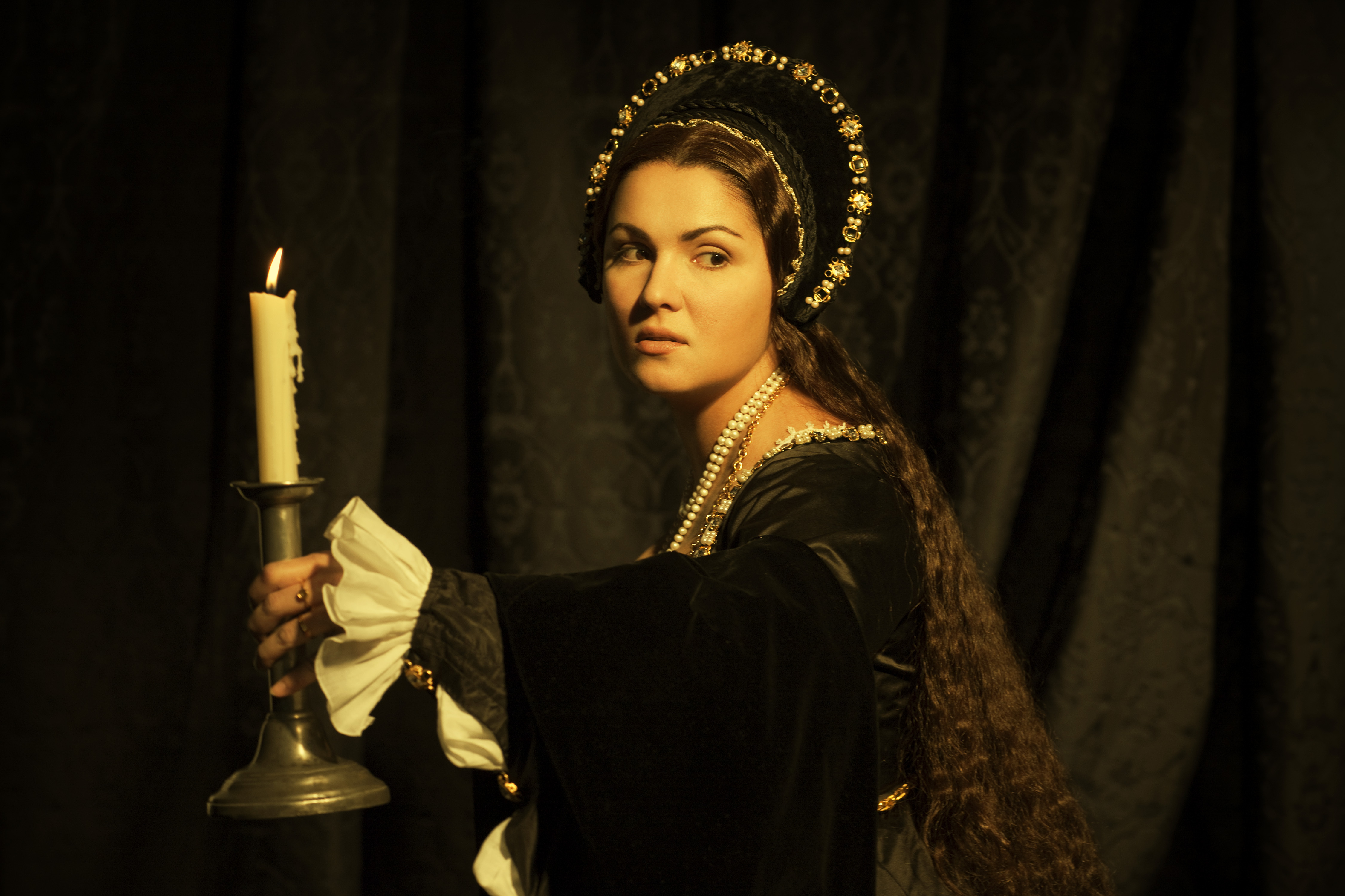 Heute ist Anna Nebtrebko nicht mehr so schlank wie auf dem Szenenfoto, aber allemal eine klasse Sängerin und charmismatische Darstellerin. Mit "Anna Bolena" meisterte sie zum Start der Opernstaffel an der MET eine schwierige Rolle bravourös. Foto: Metropolitan Theatre