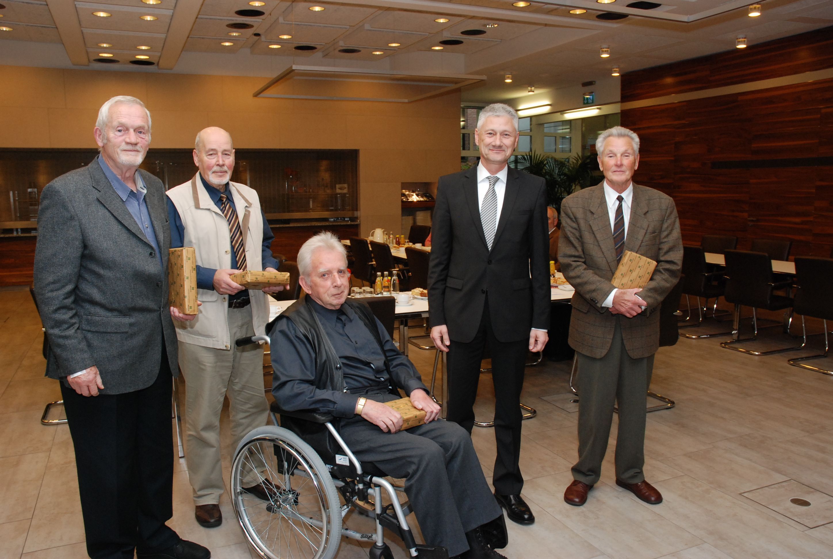 Zum Abschluss wurden vier Personen geehrt, die sich über viele Jahre für die Sprachheilfürsorge im Kreis Kleve besondere Verdienste erworben haben. Lothar Gramm (Bildmitte) im Altkreis Kleve und Horst Hünnekes (Foto li.) im Altkreis Geldern waren als „Männer der ersten Stunde“ tatkräftig am Aufbau der ambulanten Sprachheilfürsorge beteiligt. Außerdem Herbert Arntz (2.v.li.) und Ernst Booms (re.), die als Sprachheilbeauftragte des Kreises Kleve über viele Jahrzehnte in der Verantwortung standen.