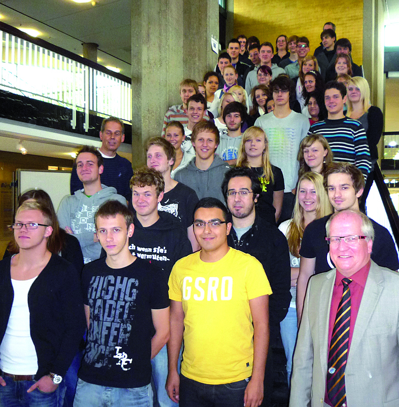 Lünens Beigeordnete Horst Müller-Baß (r.) begrüßte die Schüler aus dem Kreis Unna. Foto: privat