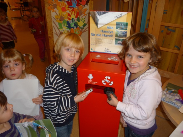 Joschi und Catharina wissen wie es geht: alte Handys in die Sammelbox schmeißen