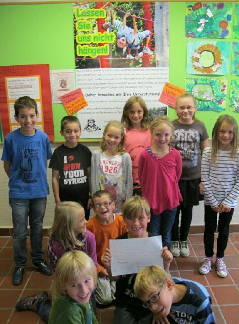 "Abgeordnete" des Schüler-Parlaments vor einem gesponserten Festplakat