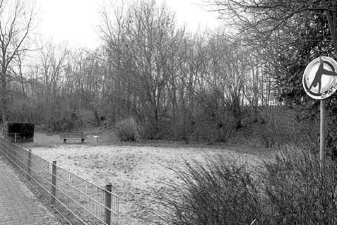 Städtischer "Kleinkinderspielplatz" ist nur eine öde Sandlandschaft ohne Spielgeräte.