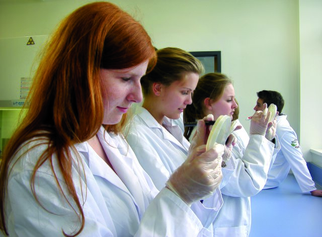 So wie die Schüler des Ernst-Barlach-Gymnasiums Unna können sich Jugendliche über chemie- und biologietechnische Berufe informieren.
