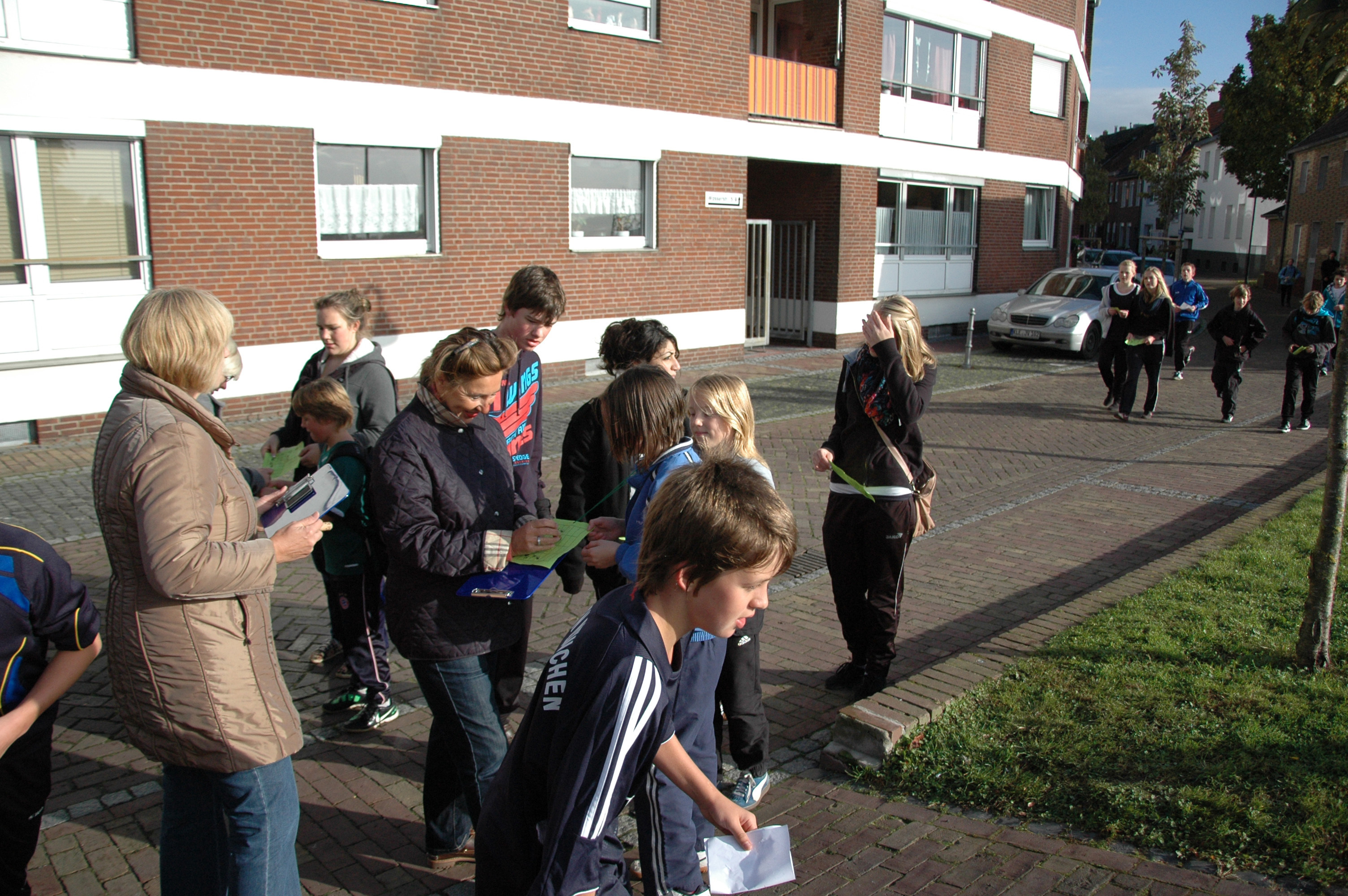 An vier Stationen hollten sich die Schüler für ihre Laufkarte einen Stempel ab. Foto: Jörg Terbrüggen