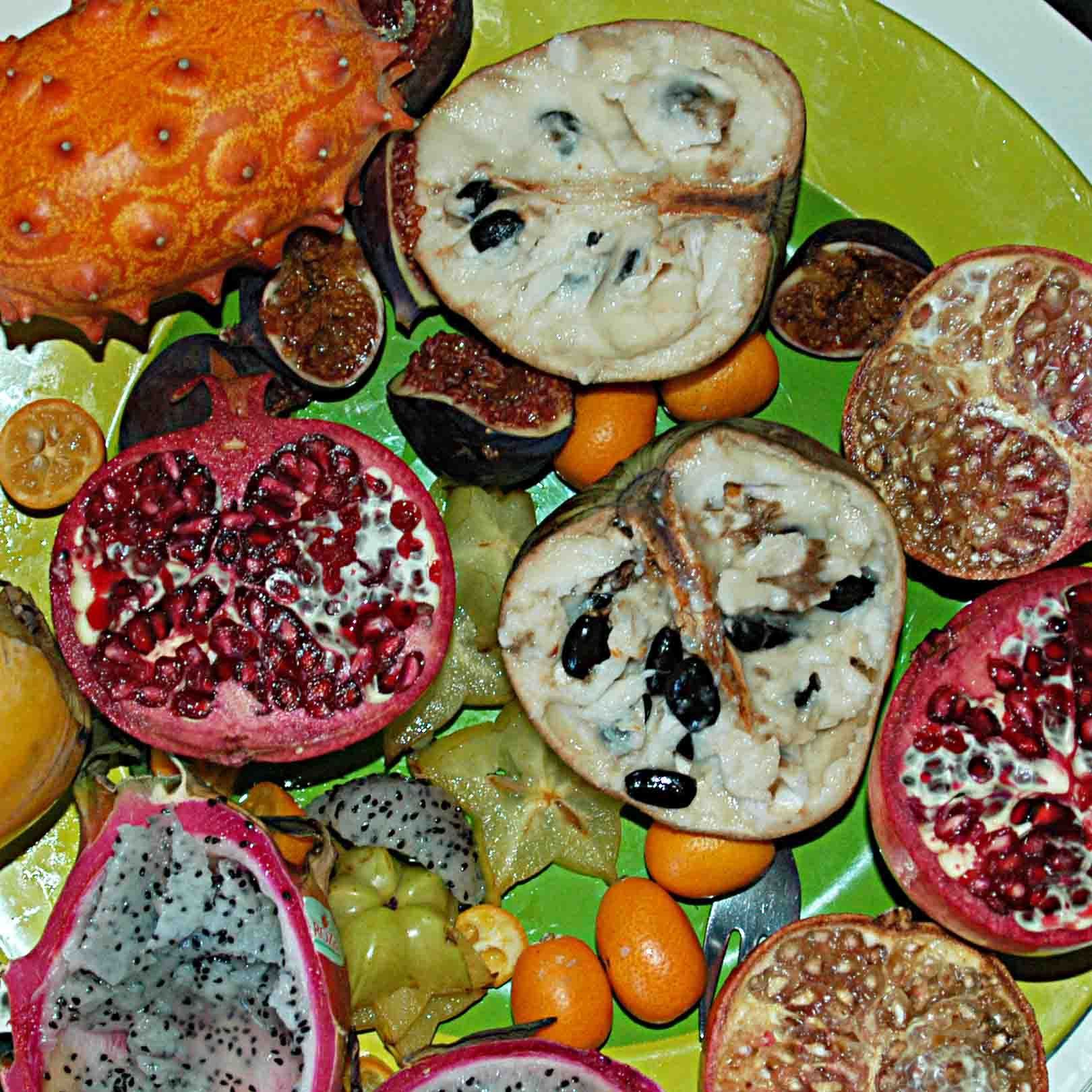 Kunstvoll sehen die exotischen Früchte besonders dann aus, wenn sie aufgeschnitten sind.