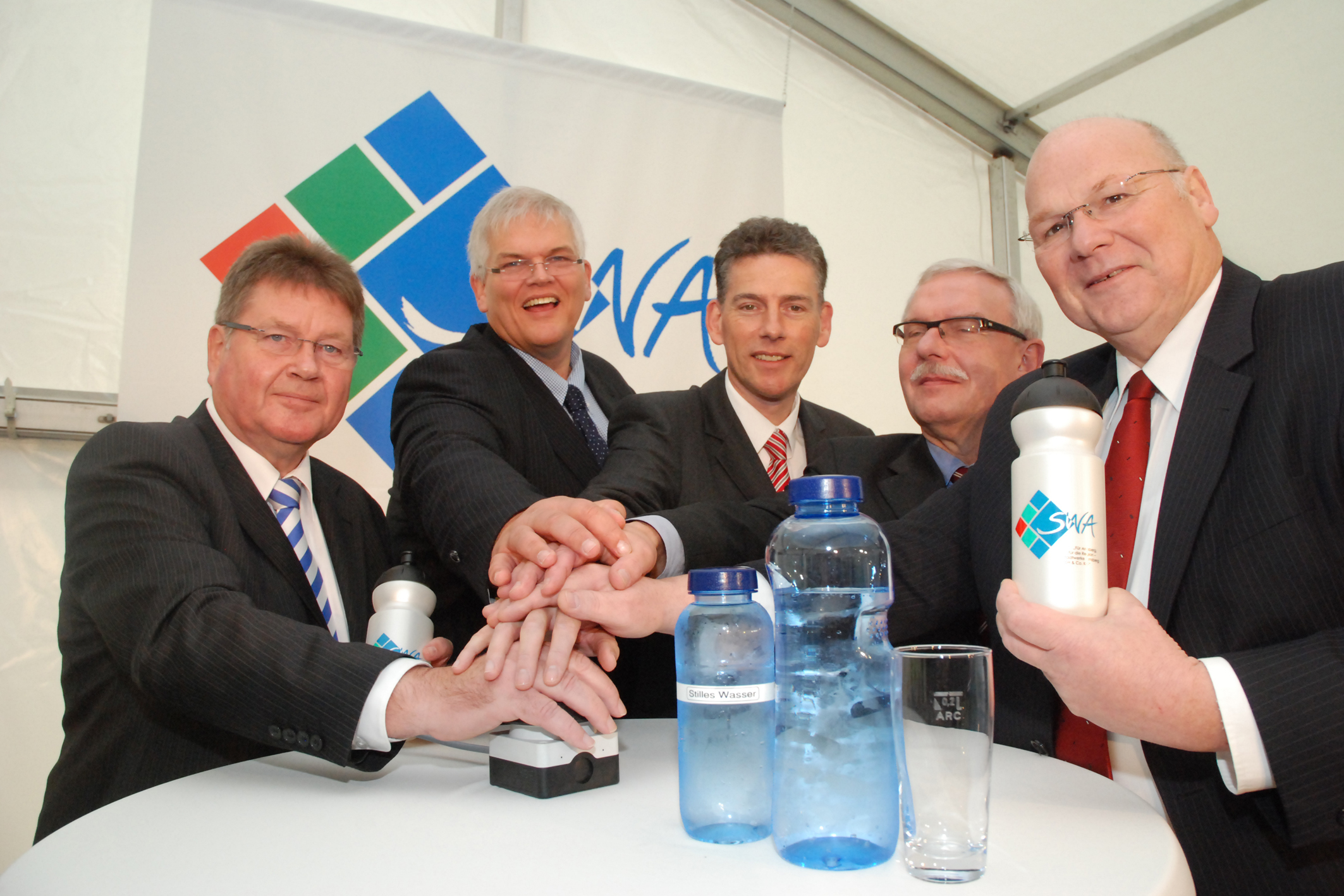 Ulrich Midderhoff (Geschäftsführer Stadtwerke), Hans-Josef Vogel (Bürgermeister), Martin Weyand (Bundesverband Wasser- und Energiewirtschaft), Hans-Jörg Dübel (Landesverbraucherministerium) und Bernd Müller (Bezirksregierung) weihten die 4,5 Millionen Euro teure Investition mit dem obligatorischen Knopfdruck ein. Fotos: Albrecht