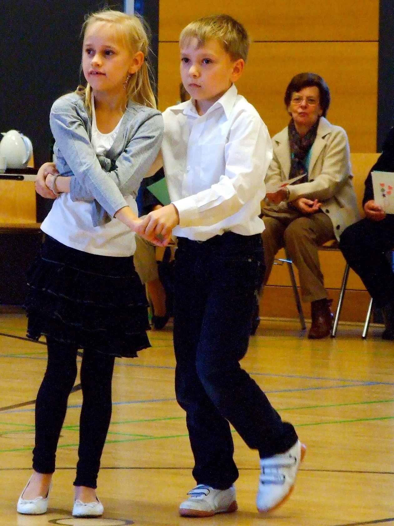 Auch die Kinderpaare sind mit Feuereifer dabei!