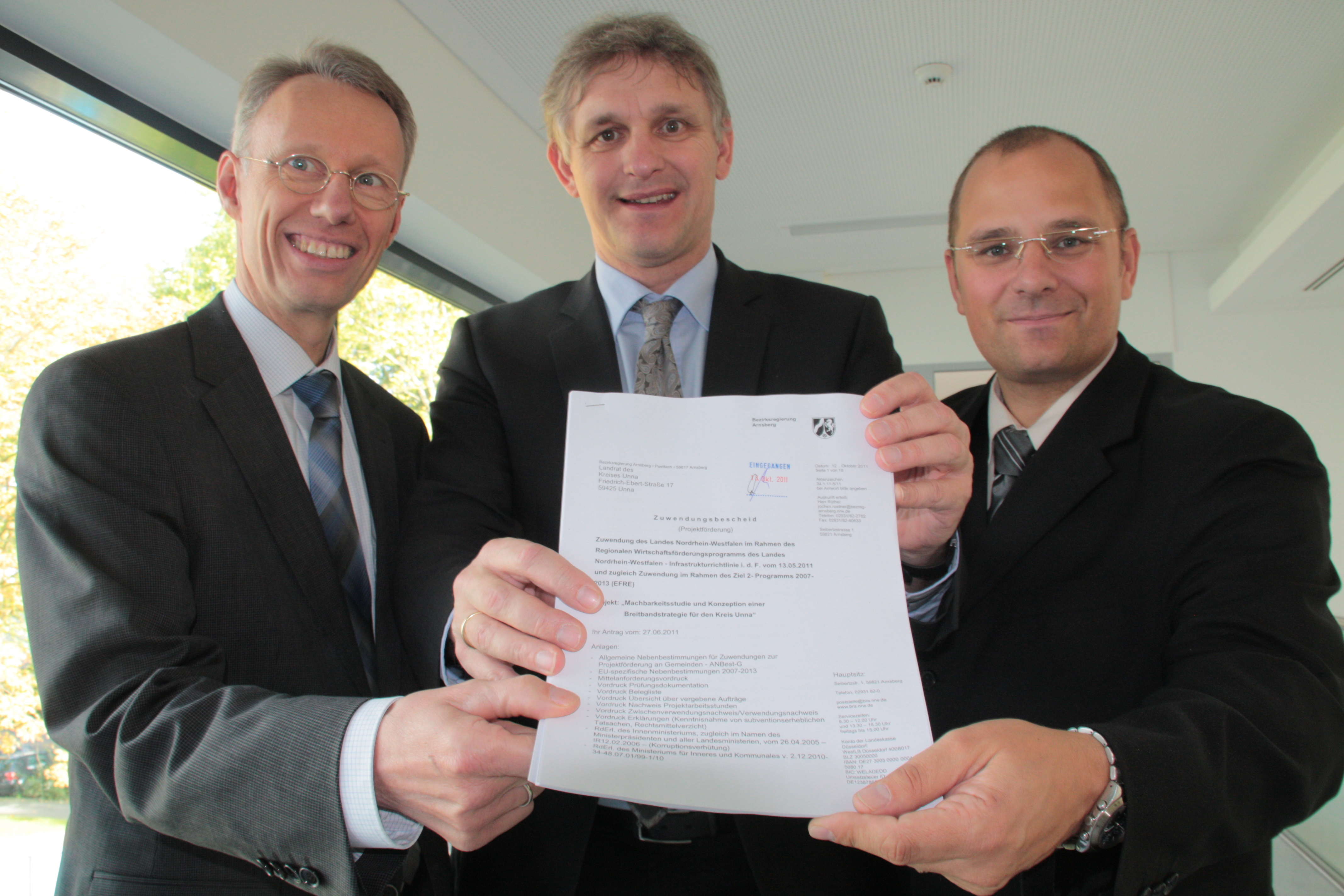 Landrat Michael Makiolla (M.) überreichte den Wirtschaftsförderern Dr. Michael Dannebom (l.) und Jörg Hakenesch den Bewilligungsbescheid. Foto:privat