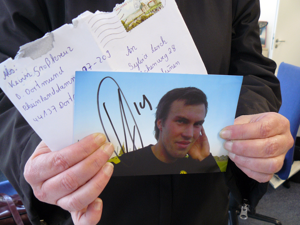 So aufgerissen kam der Brief zurück. Das unterschriebene Foto war drin, doch die Autogrammkarte von Kevin Großkreutz fehlte. Foto: Backmann-Kaub
