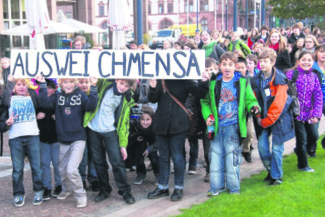 Vom Stadtgarten marschierten die Schüler, organisiert von der Schülervertretung, zur Kantine der Stadt.