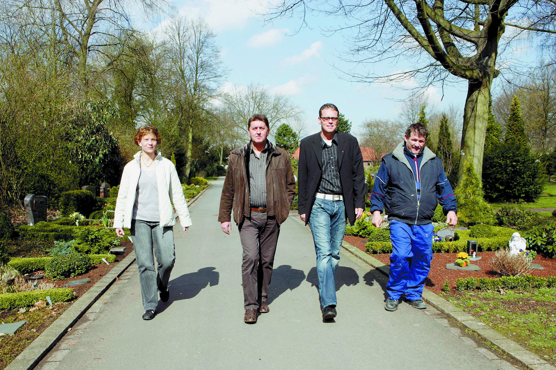 Im April 2009 starteten die Friedhofspaten in Karnap ihr Projekt (2.v.r. Guido Reil).