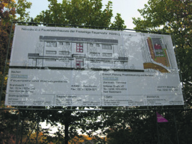 Das Baustellenschild zeigt die Vorderfront des zukünftigen Gerätehauses. Foto: Lauke Baston