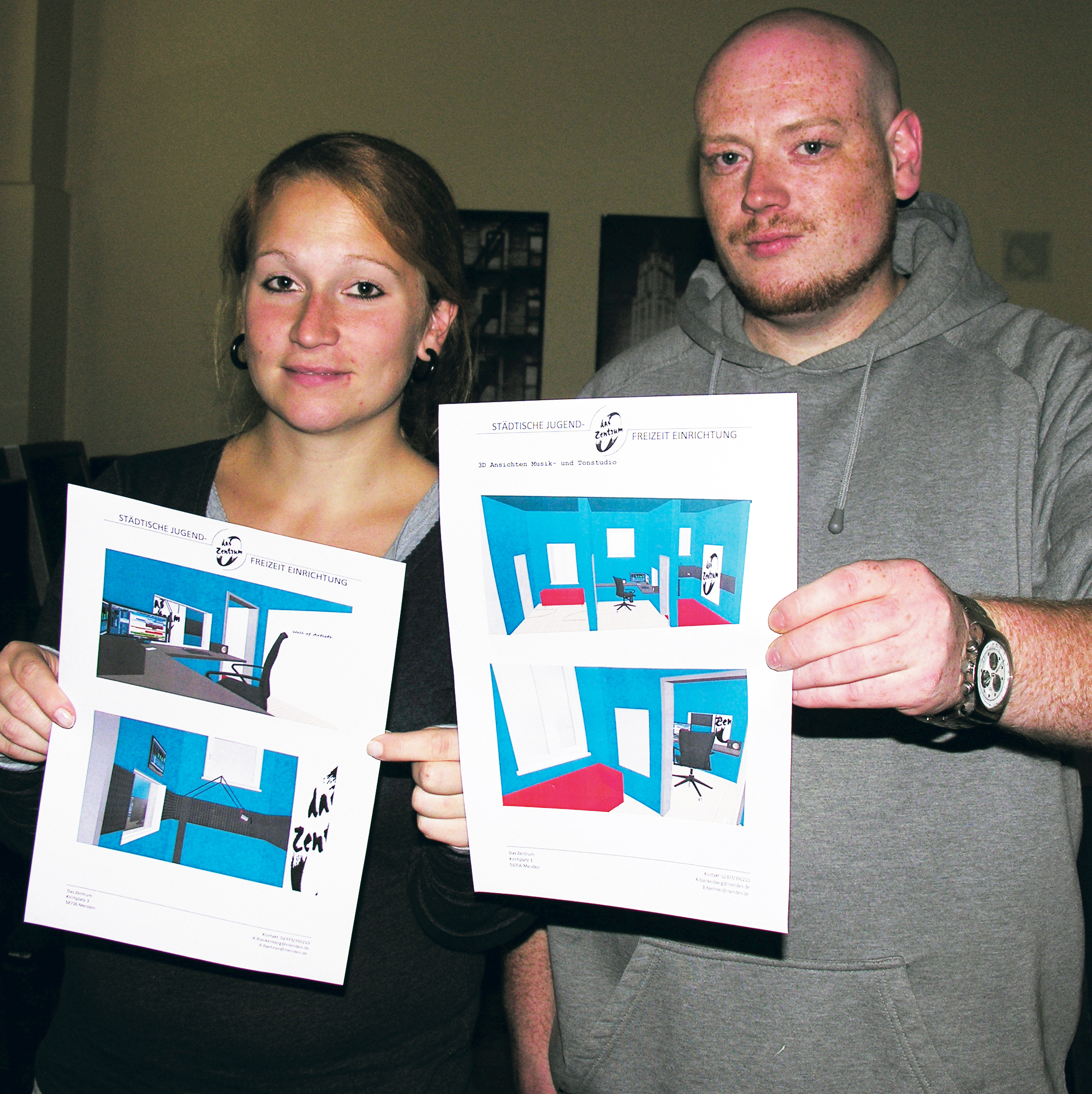 Anja Blankenberg und Benjamin Bähner mit den Plänen fürs Tonstudio.