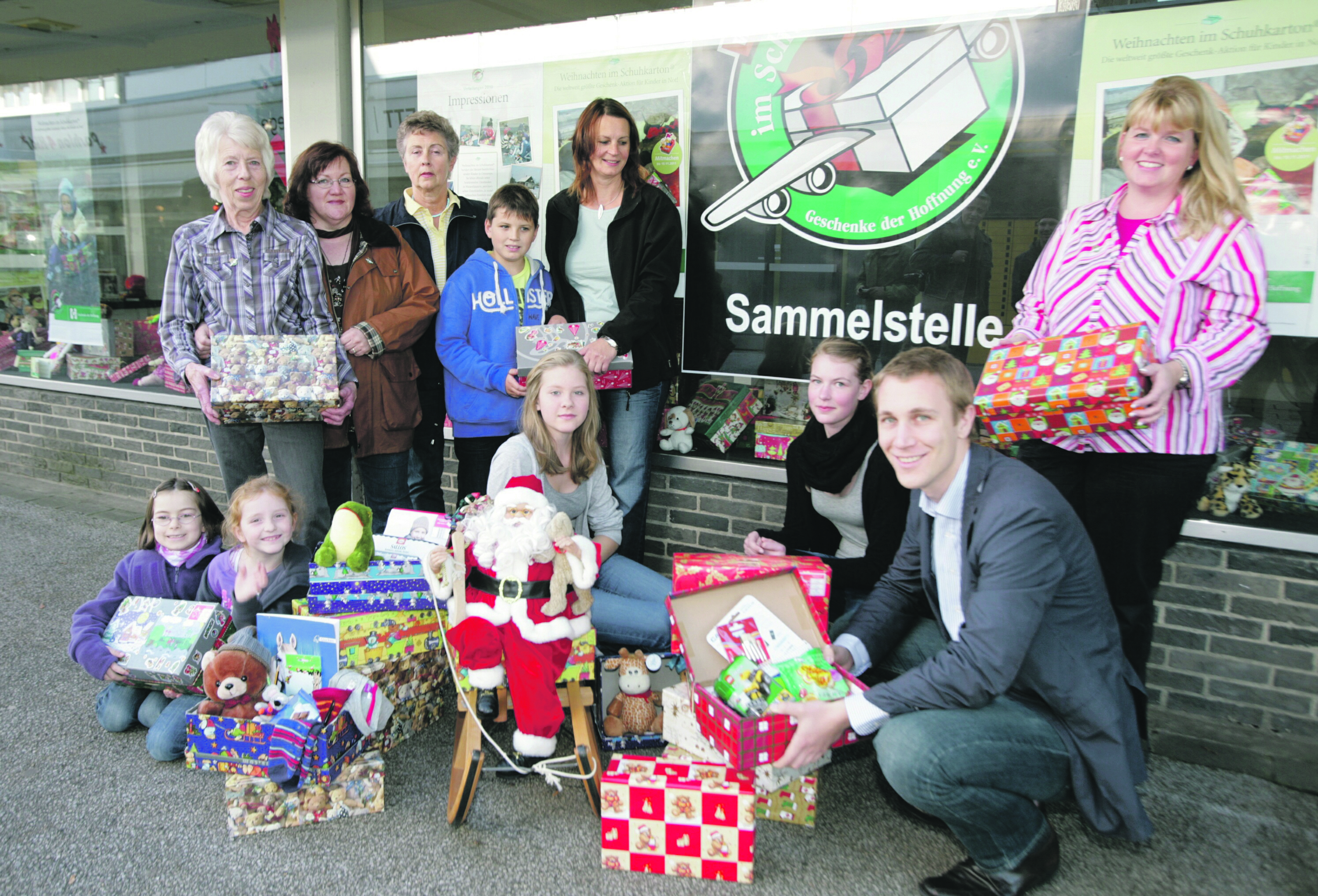 Die Päckchenpacker mit dem Bürgermeister vor der neuen Sammelstelle im Baumberger Einkaufszentrum.
Foto: Dirk Thomé
