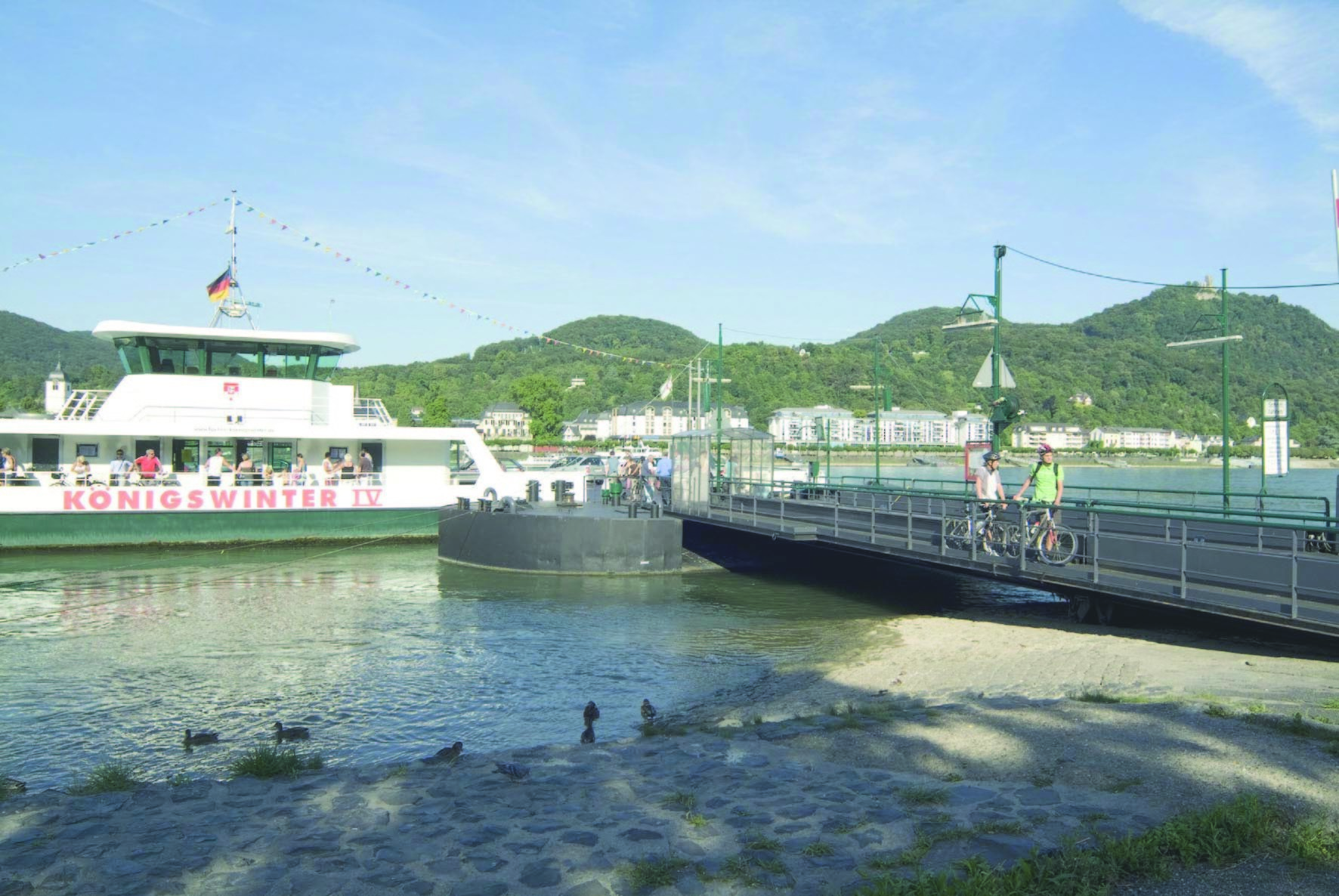 Alltägliche Szene am RheinRadWeg: Eine Rheinfähre bringt Radfahrer auf die andere Seite des Flusses, wie hier am Drachenfels. Dann können sie mit wechselnder Perspektive ihre Tour fortsetzen.
Foto: RheinRadWeg