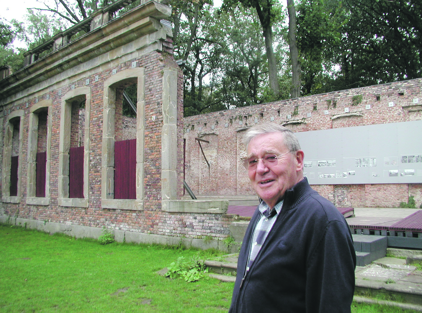 Der zweite Vorsitzende Franz Dübber vor der Orangerie Herten. Foto: POS