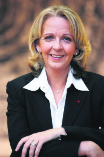 NRW-Ministerpräsidentin Hannelore Kraft gratulierte der jungen Frau aus Brackel per Brief, Urkunde und Geschenkgutschein zum 1,0-Abitur.