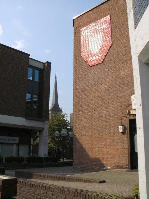 Auf rotem Grund zeigen sich die drei weißen Wiesel im Weseler Stadtwappen.