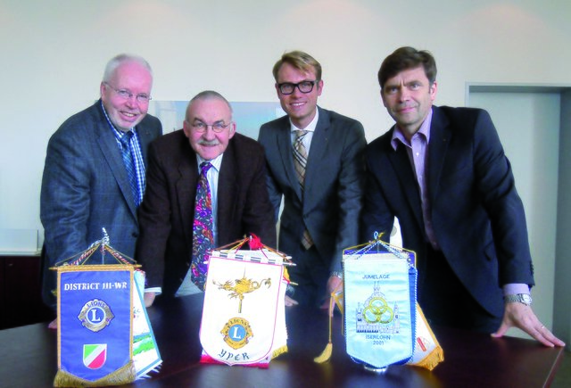 Der amtierende Clubpräsident Heinz-Ulrich Bramann (2. v. l.) und die Clubmitglieder Eckhardt Lüblinghoff, Lars M. Junge und Thomas Junge (v. l.) stellten stolz fünf „Löwen-Jahrzehnte“ samt Broschüre und Festprogramm vor.