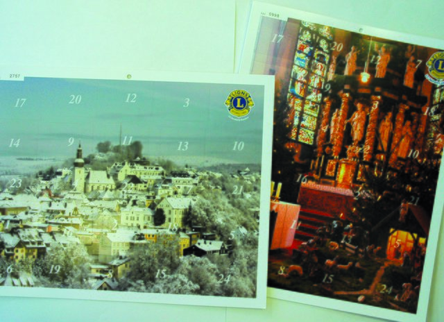 Der Kalender des Lionsclubs Arnsberg-Sundern zeigt die schneebedeckte Altstadt Arnsbergs, der des Lions-Clubs Neheim-Hüsten die Weihnachtskrippe in der Klosterkirche Oelinghausen.