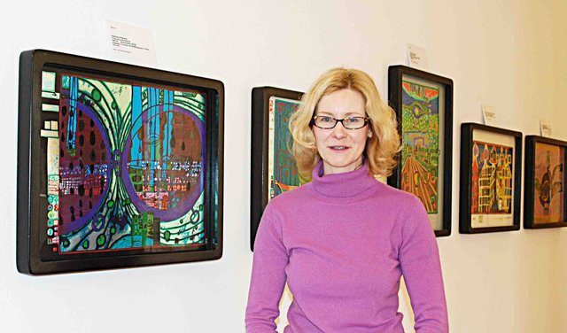 Kuratorin Christiane van Haaren ist stolz darauf, erstmals die weltweit größte Privatsammlung von Hundertwasser-Grafiken zeigen zu können.