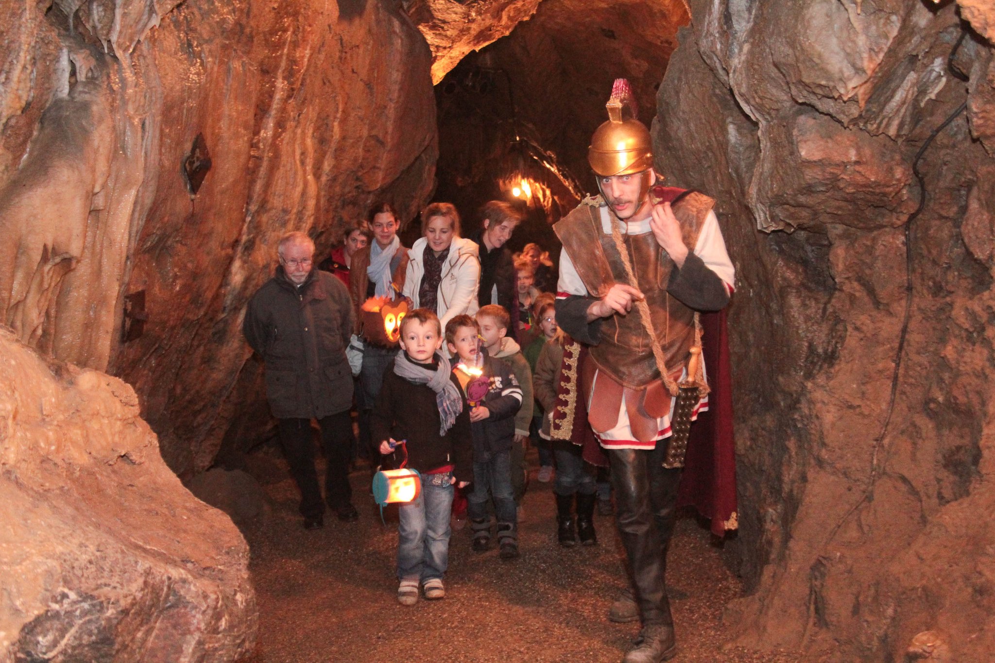 St. Martin Noch bis Sonntag mit der Laterne in die Dechenhöhle Iserlohn