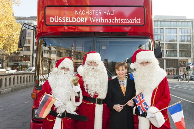 DMT-Geschäftsführerin Dr. Eva-Maria Illigen-Günther begrüßt schon vorab, zusammen mit Weihnachtsmännern, die Besucher des Düsseldorfer Weihnachtsmarktes