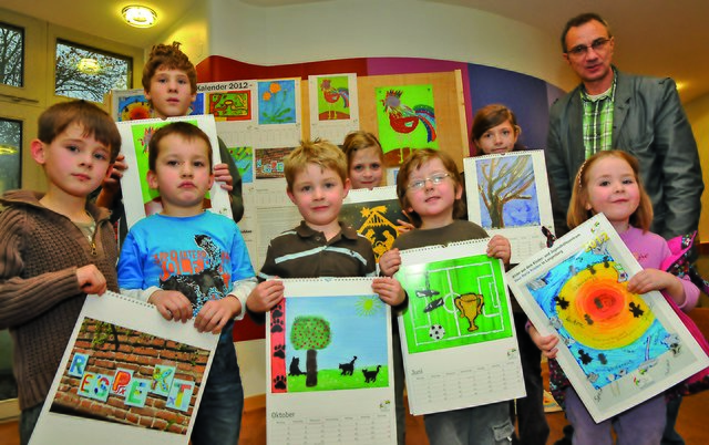 Die Kinder des Kinder- und Jugendhilfezentrums Haus Maria Frieden sowie die Kinder der Kindertagesstätte Haus Maria Frieden haben wieder einen bunten Kalender gestaltet. Einrichtungsleiter Peter Huyeng hofft, dass dieser im nächsten Jahr wieder viele Wohnzimmer schmückt. | Foto: Ulrich Bangert