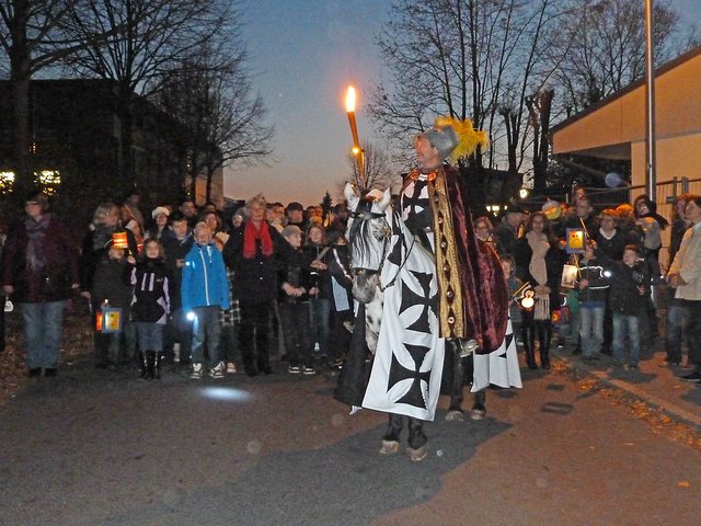 Beim größten Martinszug der letzten Jahre folgten Kinder und Erwachsene der Hellwegschule mit ihren leuchtenden Laternen St. Martin auf dem Pferd.