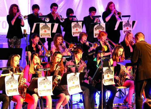 Unter der Leitung von Mirko Adden und Jochen Weichert spielen die Big Bands des PGU die Green Onions aus Holzwickede die Jazz-Revue „Scholl of Jazz and Soul“.