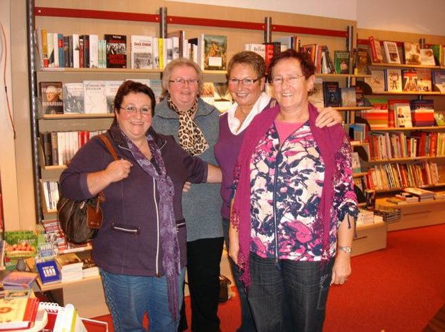 geschafft! Nach der Lesung mit meinen Hühnern Monique, Gerda und Heidi