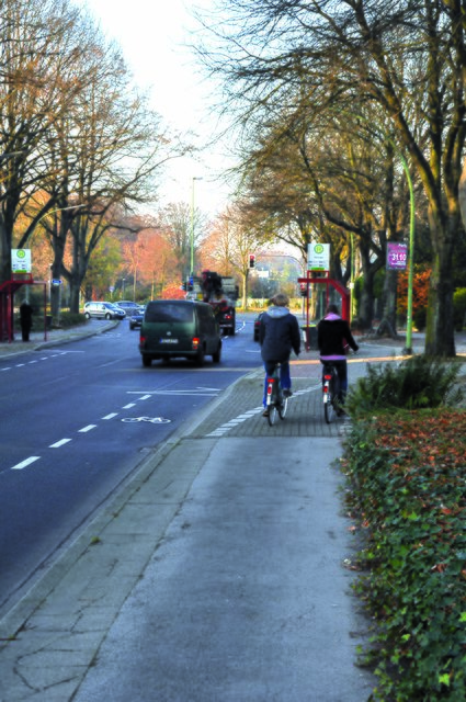 Ein (fast) alltägliches Bild an der Postallee in Gladbeck-Mitte: Radfahrer ignorieren beharrlich den neuen "Schutzstreifen", ziehen das Fahren auf dem ehemals vorhandenen Radweg vor. Foto: Gensheimer